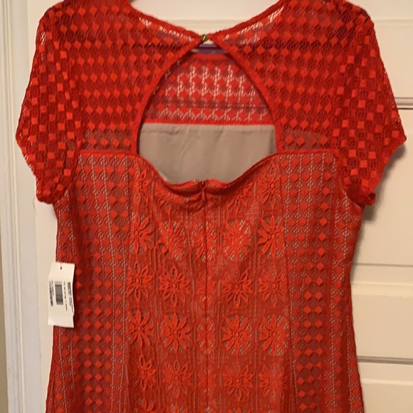 Red lace dress - Picture 3 of 4